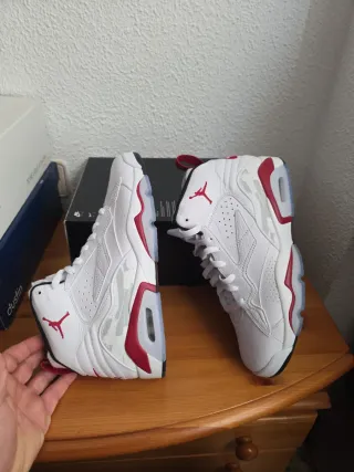 Zapatillas Jordan Blancas y Rojas