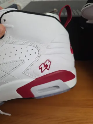 Zapatillas Jordan Blancas y Rojas