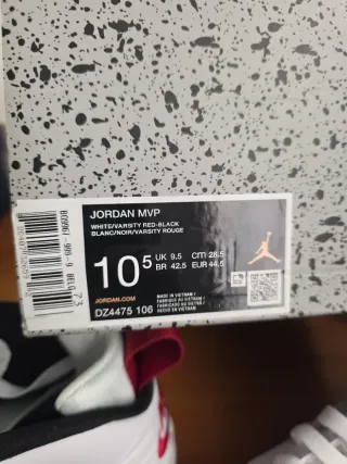 Zapatillas Jordan Blancas y Rojas