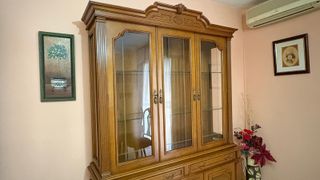 Aparador con vitrina clásica de madera, 2 cuerpos