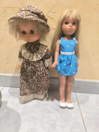 Bambole vintage con abiti