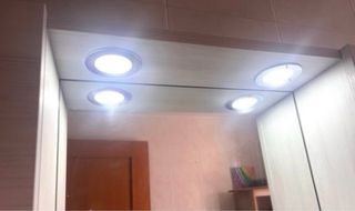 Armario de baño con espejo y luz