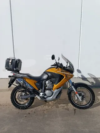 Honda Transalp XL 700 con maletas