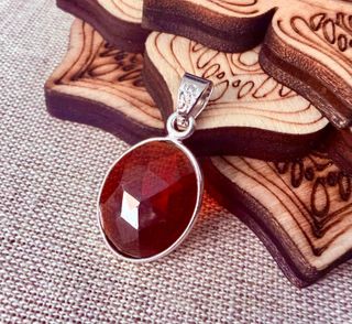 Colgante de Granate Facetado en Plata