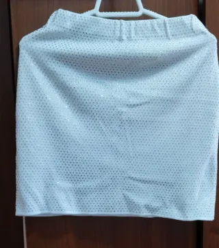 Vestido largo blanco con detalle dorado