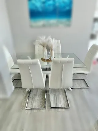 Mesa de comedor cristal y 6 sillas blancas