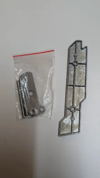 Insignia JCW roja, negra metal