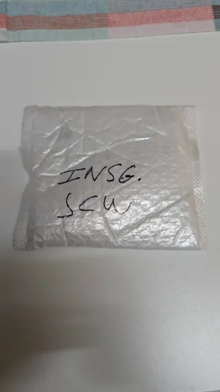 Insignia JCW roja, negra metal