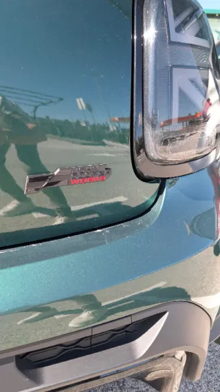 Insignia JCW roja, negra metal