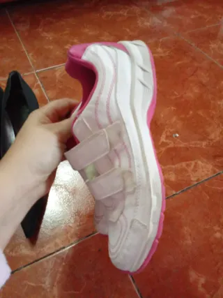 Deportivas blancas y rosas velcro