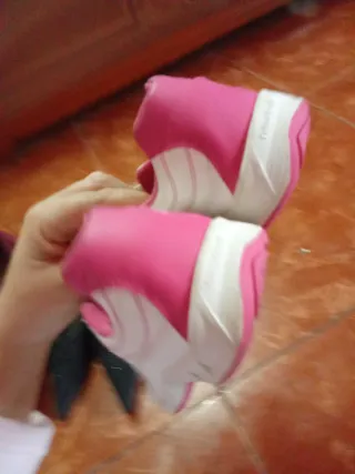 Deportivas blancas y rosas velcro