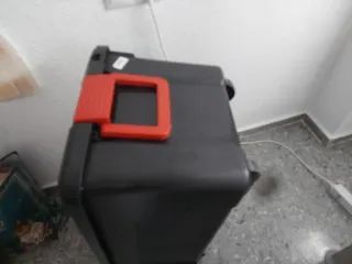 Cofre con ruedas y asa