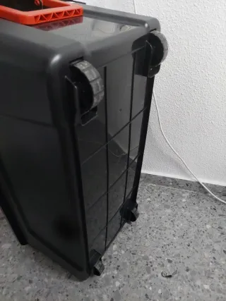 Cofre con ruedas y asa