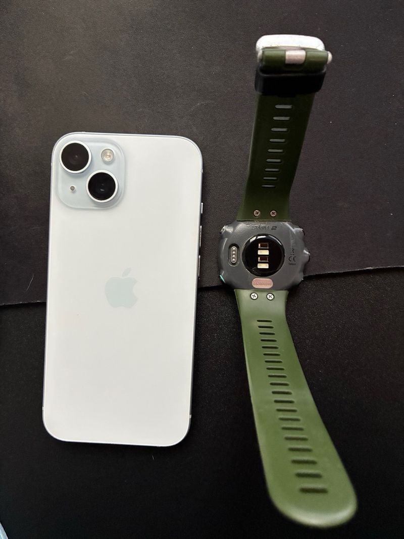iPhone 15 y Garmin Swim 2 Verde afbeelding 2