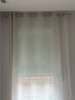 Cortinas beige y barras plateadas