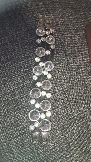 Pulsera negra con brillantes