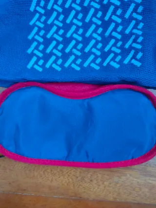 Neceser, calcetines y antifaz