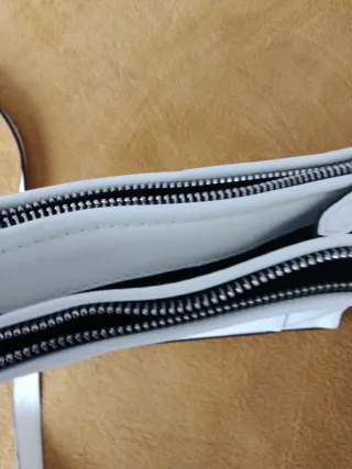 Bolso blanco con bolsillo frontal