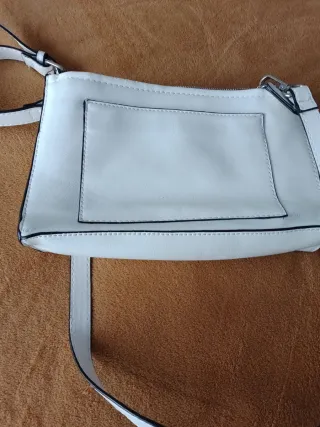 Bolso blanco con bolsillo frontal