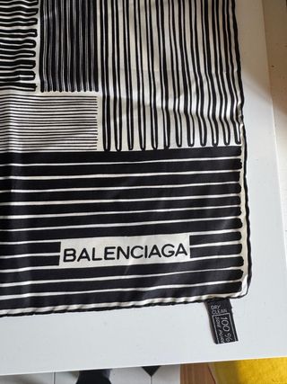 Pañuelo Balenciaga rayas y logo