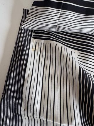 Pañuelo Balenciaga rayas y logo