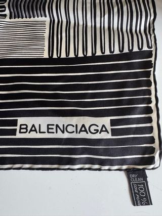 Pañuelo Balenciaga rayas y logo