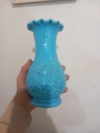 Lote 4 jarrones antiguos cristal y opalina azul