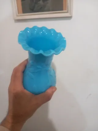 Lote 4 jarrones antiguos cristal y opalina azul