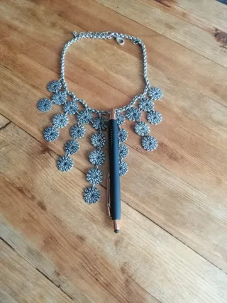 Collar plateado con colgantes florales