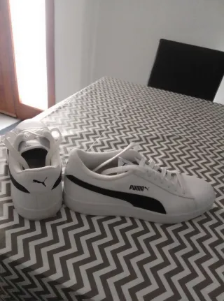 Zapatillas Puma Blancas con Raya Negra t.43