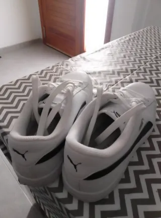 Zapatillas Puma Blancas con Raya Negra t.43