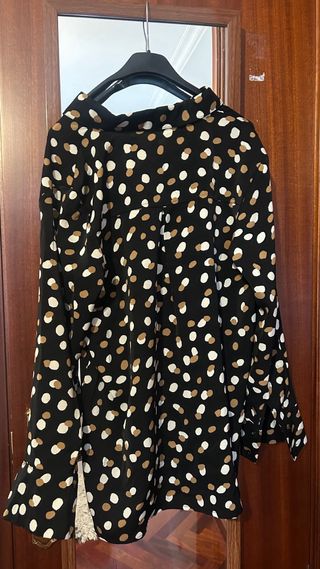 Camisa negra con topos