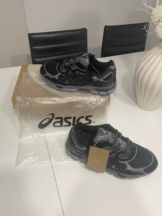 Zapatillas Asics Negras y Grises