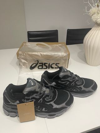 Zapatillas Asics Negras y Grises