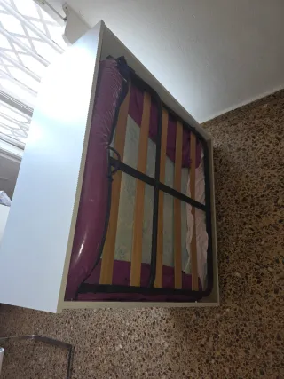 Cama abatible de madera blanca .