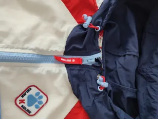 Chaqueta Deportiva con Capucha