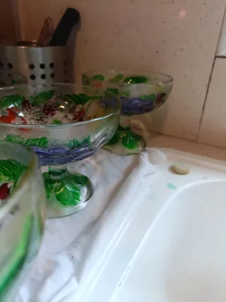 Copas de cóctel vintage con uvas y diferentes frut