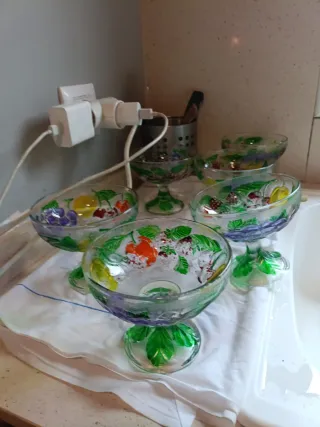 Copas de cóctel vintage con uvas y diferentes frut