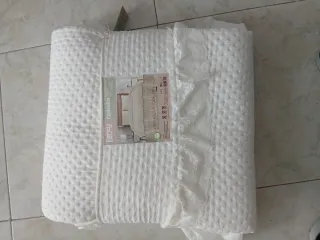 Copriletto bianco con volant