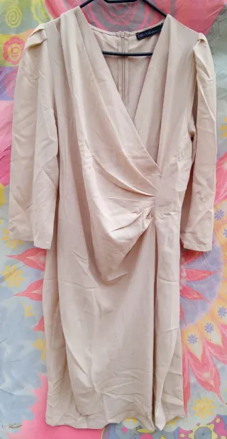 VESTIDOS:AZUL CERRADO T3XL-4XL/BEIGE T4XL:1X1,5€