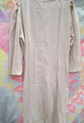 VESTIDOS:AZUL CERRADO T3XL-4XL/BEIGE T4XL:1X1,5€