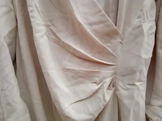 VESTIDOS:AZUL CERRADO T3XL-4XL/BEIGE T4XL:1X1,5€