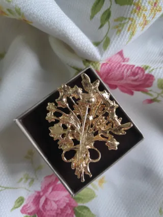 Bonito broche ramo flores dorado