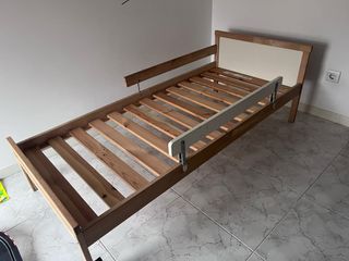 Cama infantil de madera con barrera