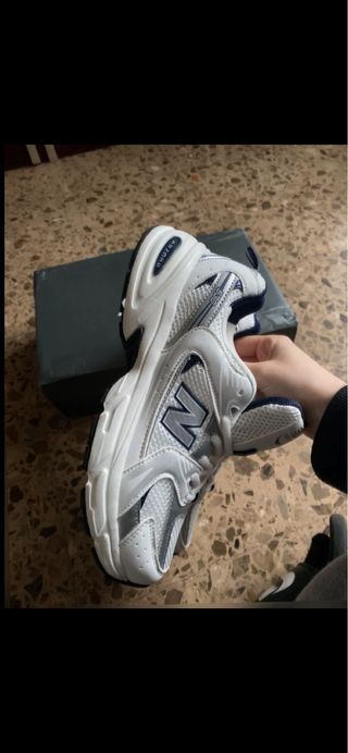 Zapatillas New Balance Blancas y Plateadas