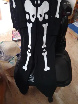 Mono esqueleto talla 15-16 años, espalda negra.