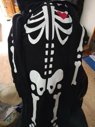 Mono esqueleto talla 15-16 años, espalda negra.