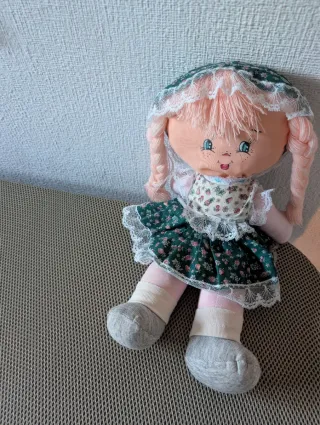 Muñeca de trapo con vestido floral