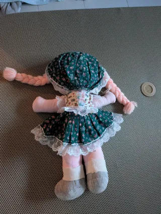 Muñeca de trapo con vestido floral