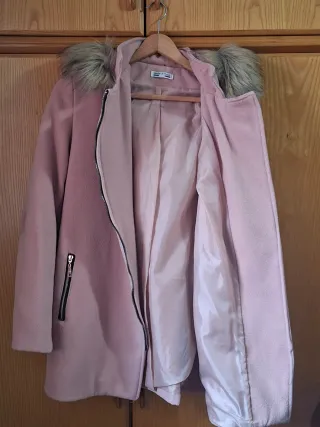 Chaquetón rosa con capucha y pelo